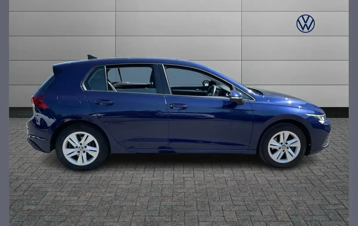 Used VW Golf VIII Life 147 HP (108 kW) 2023 Blue Hatchback