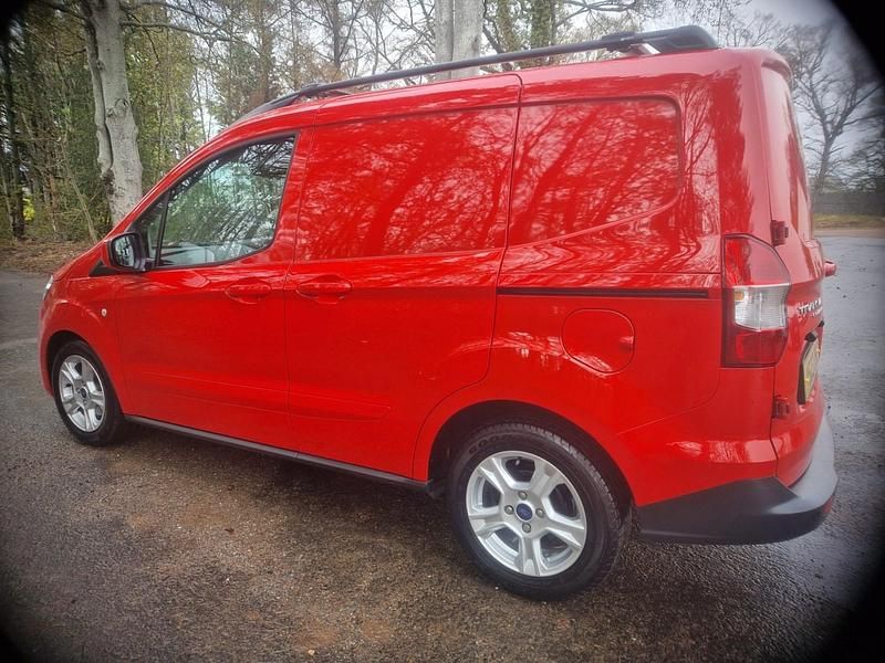 Gebraucht Ford Transit Limited 100 PS (73 kW) 2023 Rot Van