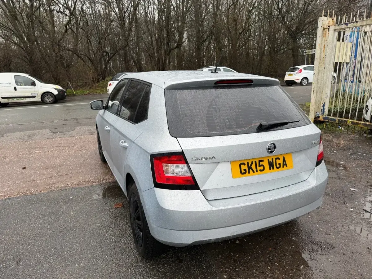 Usado Skoda Fabia 2015 Prateado Citadino