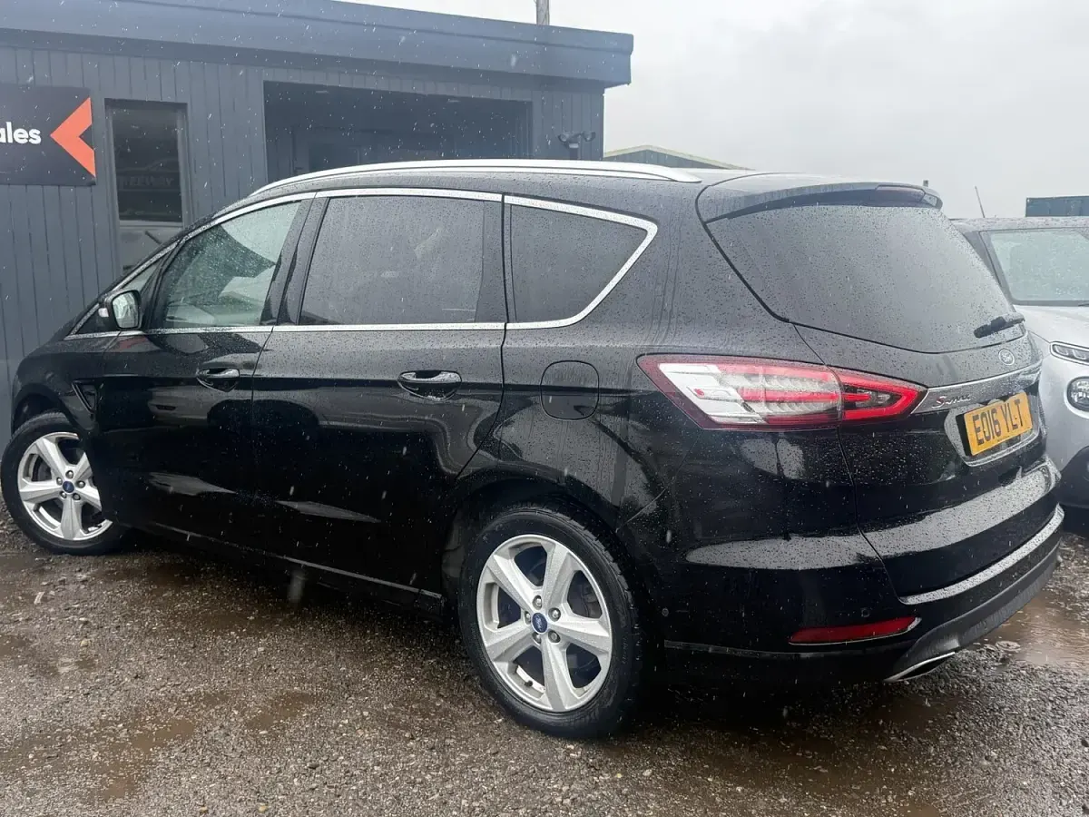 Used Ford S-MAX Titanium 180 HP (132 kW) 2016 Black MPV