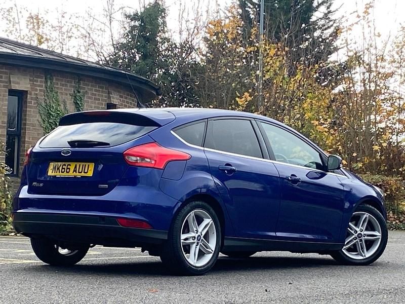 Begagnad Ford Focus Zetec 2016 Blå Halvkombi