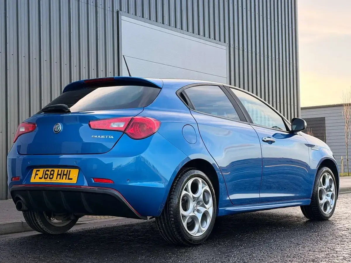 Used Alfa Romeo Giulietta 120 HP (88 kW) 2018 Blue Hatchback