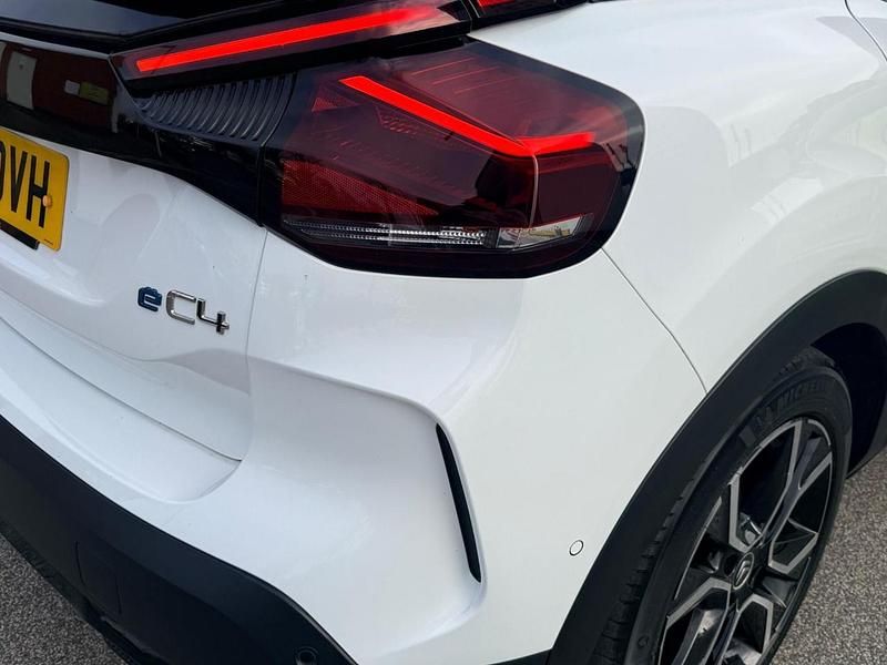 Used Citroën e-C4 Shine 98 kW (134 HP) 2022 White Hatchback