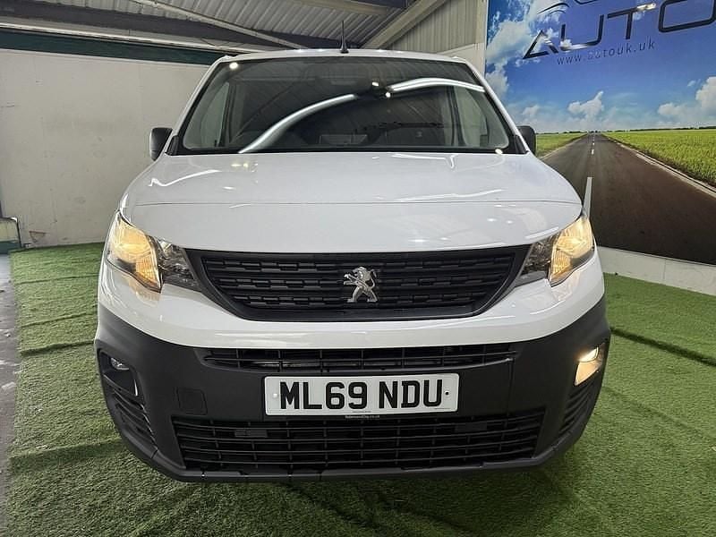 Used Peugeot Partner 100 HP (73 kW) 2019 White MPV