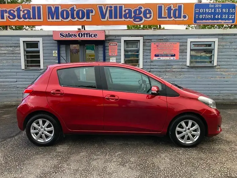Begagnad Toyota Yaris 99 HK (72 kW) 2012 Röd Halvkombi
