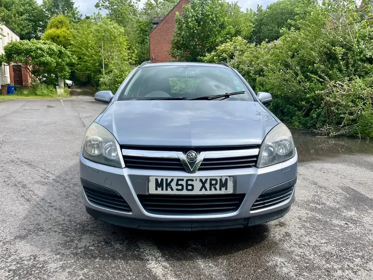 Used Vauxhall Astra 89 HP (65 kW) 2006 Silver Estate