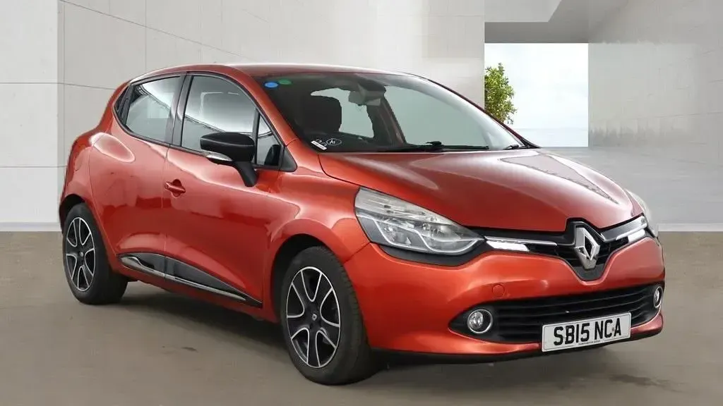 Used Renault Clio Dynamique 75 HP (55 kW) 2015 Red Hatchback