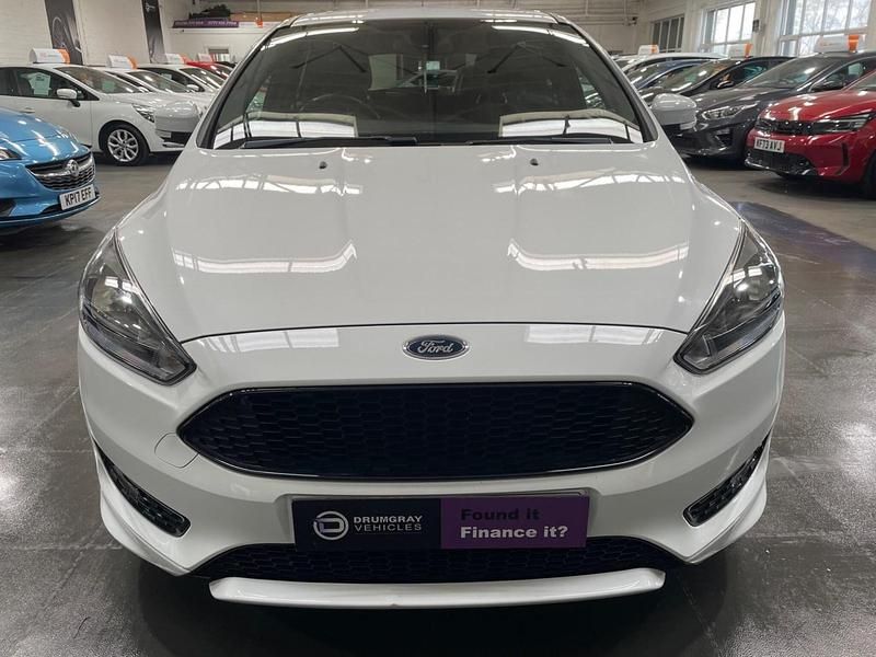 Used Ford Focus ST-Line 125 HP (91 kW) 2016 White Hatchback