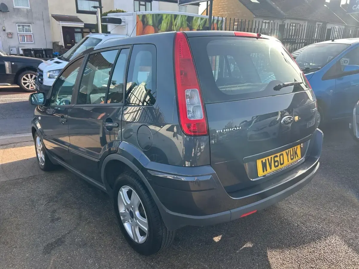 Used Ford Fusion Zetec 80 HP (58 kW) 2010 Grey Hatchback