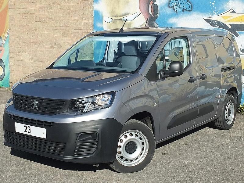 Używany Peugeot Partner S 100 KM (73 kW) 2023 Szary Minivan