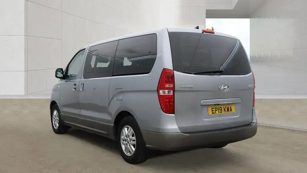 Usado Hyundai I800 SE 136 CV (100 kW) 2019 Plateado Monovolumen