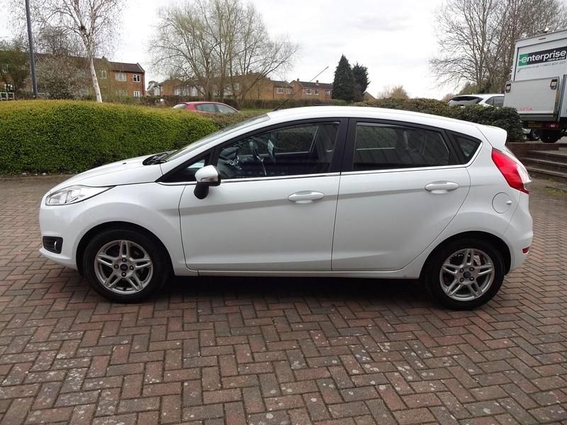 Used Ford Fiesta Zetec 100 HP (73 kW) 2014 White Hatchback