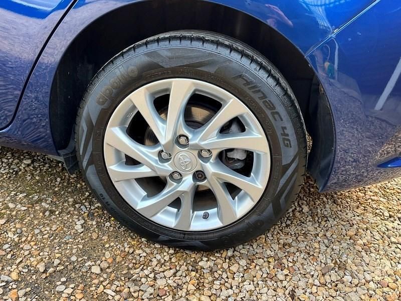 Used Toyota Auris 116 HP (85 kW) 2015 Blue Hatchback