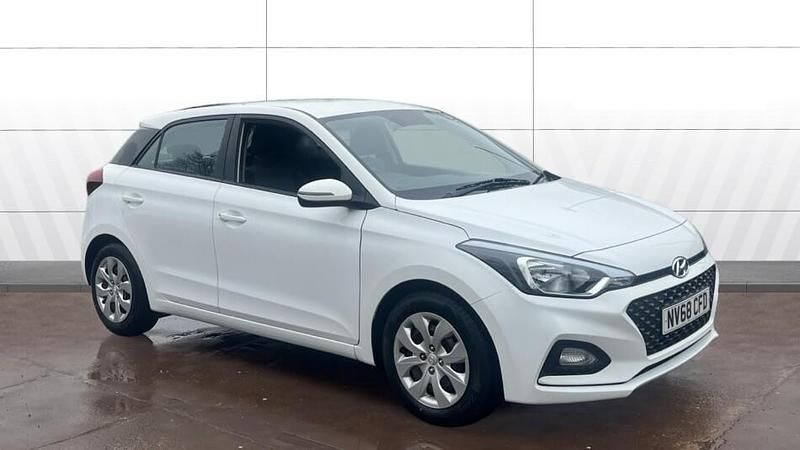 Used Hyundai i20 75 HP (55 kW) 2018 White Hatchback