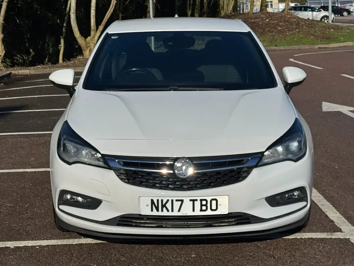 Used Vauxhall Astra SRi 150 HP (110 kW) 2017 White Hatchback