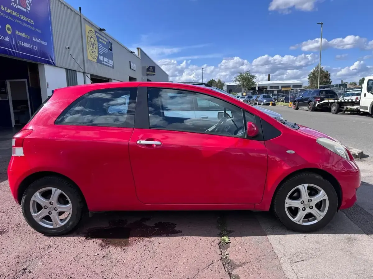 Used Toyota Yaris 69 HP (50 kW) 2010 Red Hatchback