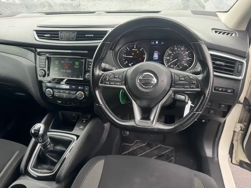 Used Nissan Qashqai Acenta Premium 115 HP (84 kW) 2019 White SUV