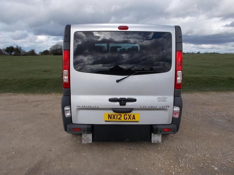Second-hand Vauxhall Vivaro 115 CP (84 kW) 2012 Argintiu Monovolum