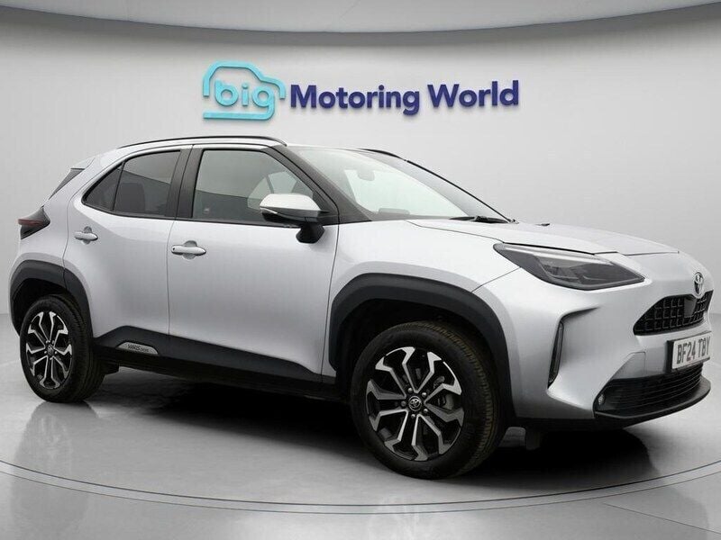 Silver Used 2024 Toyota Yaris Hybrid Design SUV | £21,500 (Good price) - Image 1/4