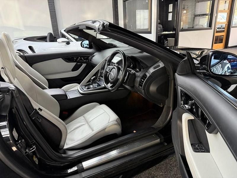 Usado Jaguar F-Type R-Dynamic 340 HP (250 kW) 2018 Preto Cabrios