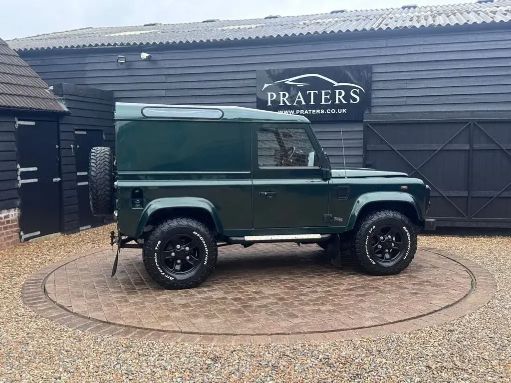 Used Land Rover Defender 120 HP (88 kW) 2004 Green Hatchback
