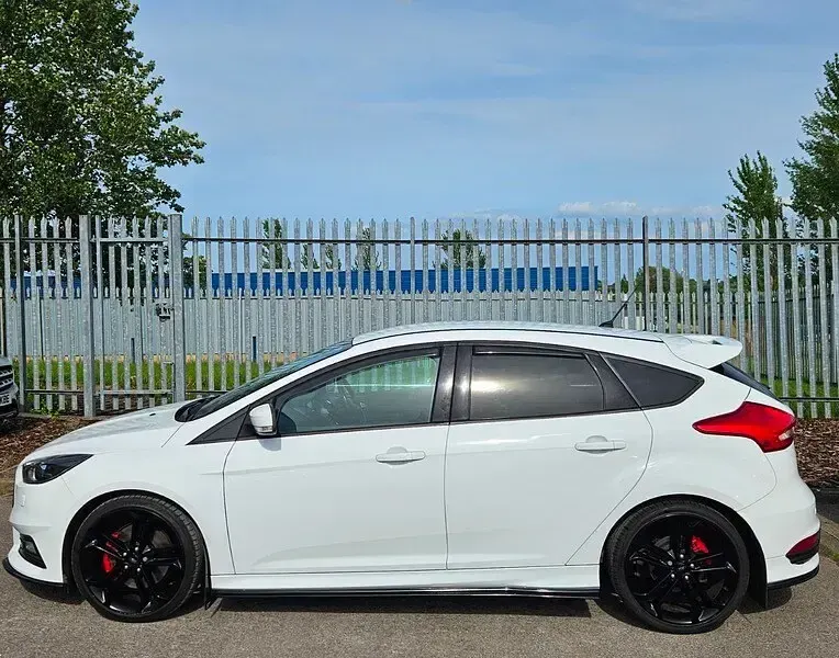 Used Ford Focus ST 250 HP (183 kW) 2016 White Hatchback