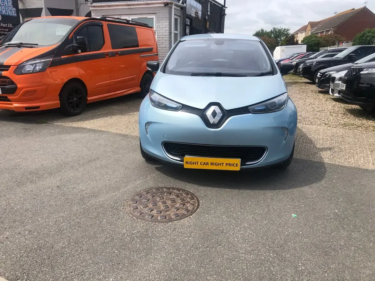 Used Renault Zoe Dynamique 64 kW (88 HP) 2015 Blue Hatchback