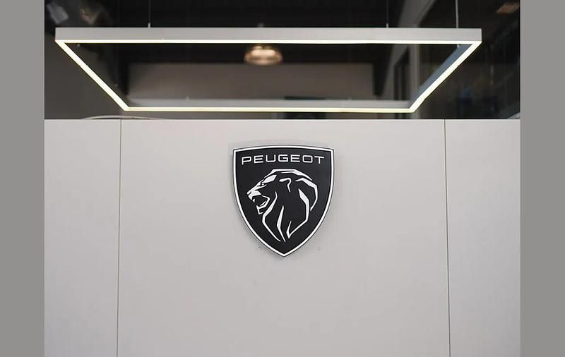 Blue Used 2025 Peugeot e-3008 GT SUV | £26,000 (Good price) - Image 1/1