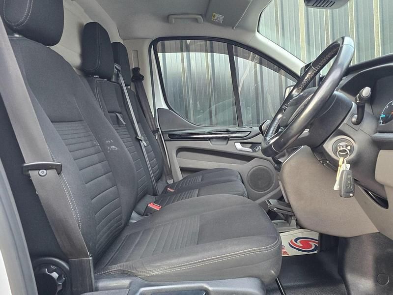 Used Ford Transit Custom Limited 130 HP (95 kW) 2019 White Van