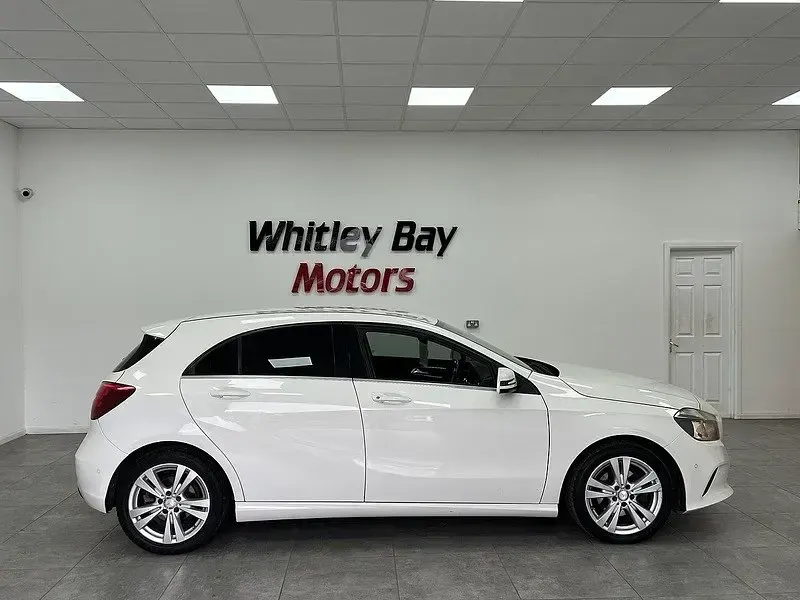 Begagnad Mercedes A200 Executive 2018 Vit Halvkombi