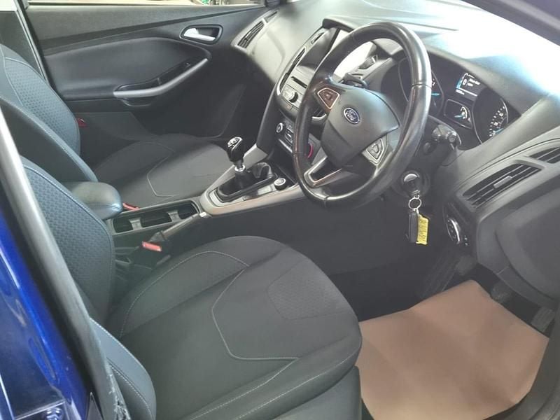Used Ford Focus Zetec 125 HP (91 kW) 2016 Blue Hatchback