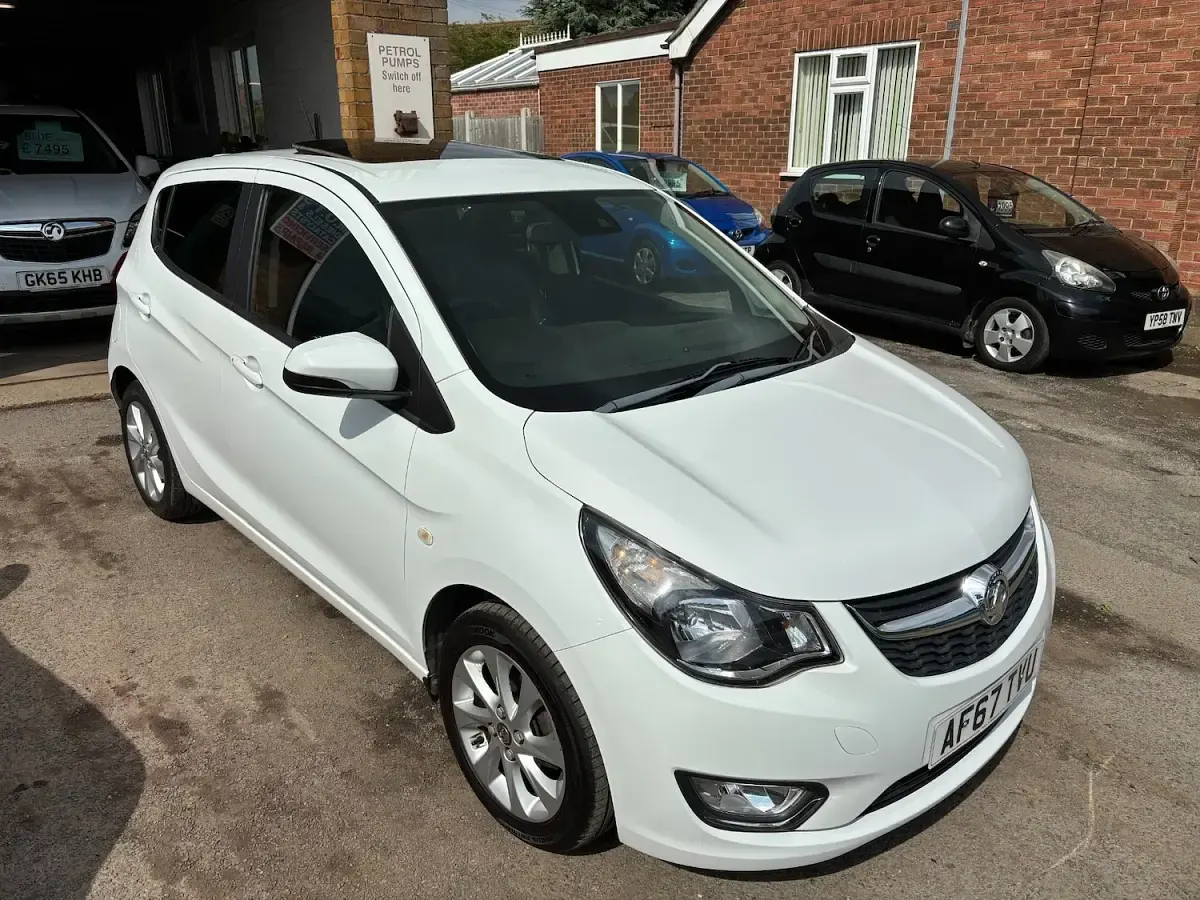 Used Vauxhall Viva 75 HP (55 kW) 2017 White Hatchback