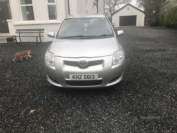 Used Toyota Auris 124 HP (91 kW) 2008 Silver Hatchback