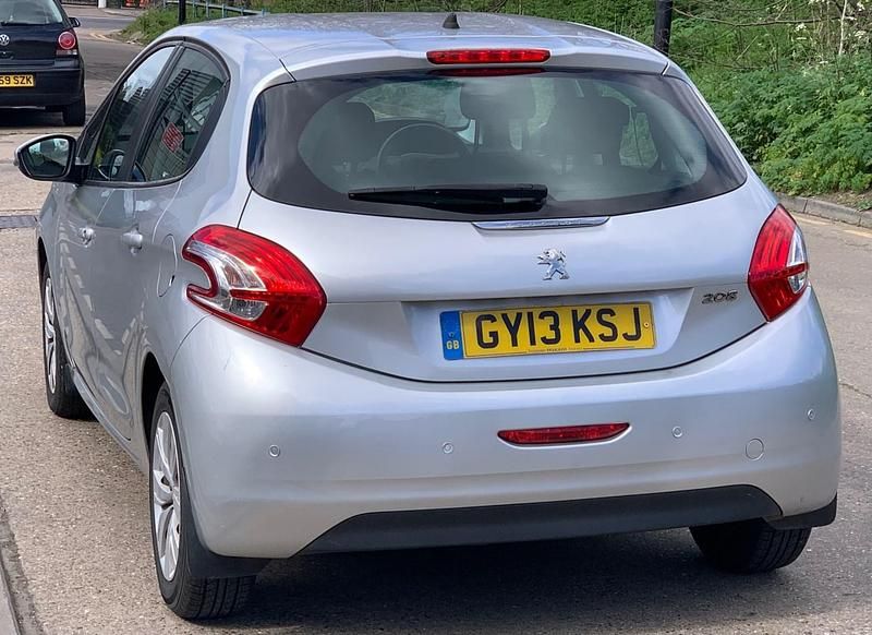 Używany Peugeot 208 Access 82 KM (60 kW) 2013 Srebrny Hatchback