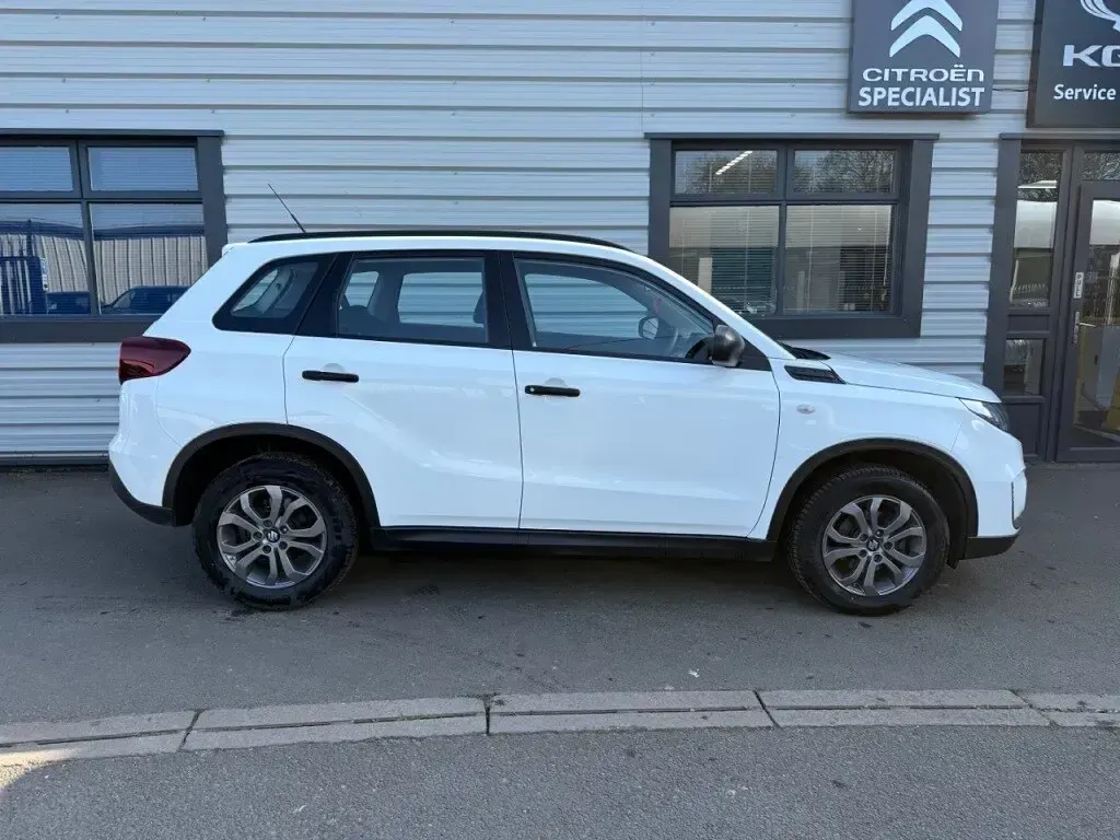 Käytetty Suzuki Vitara 129 HP (94 kW) 2023 Valkoinen Katumaasturi