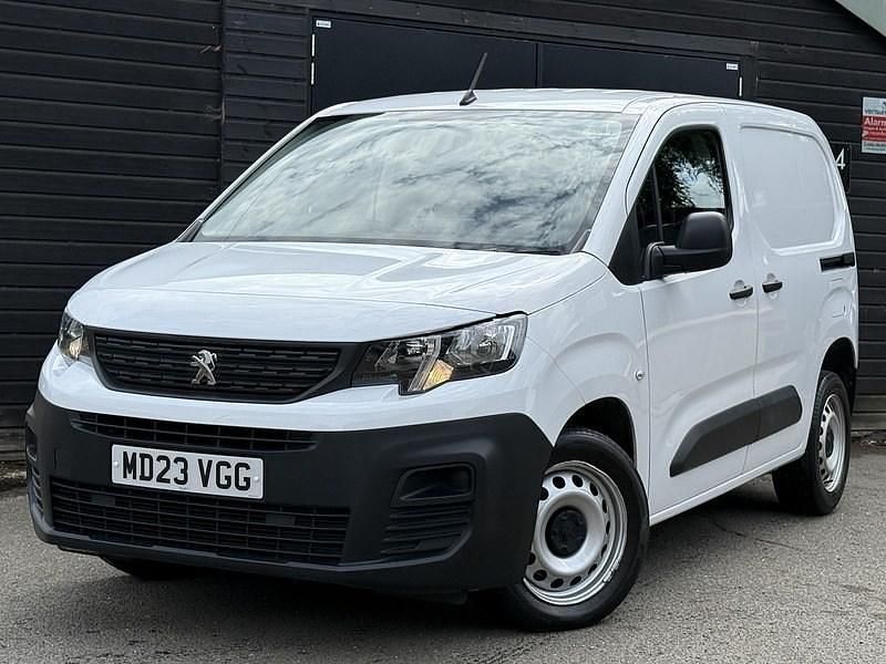 White Used 2023 Peugeot Partner Premium MPV | £12,490 (Fair price) - Image 1/4