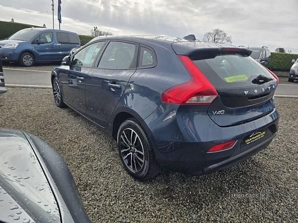 Used Volvo V40 Momentum 122 HP (89 kW) 2018 Blue Hatchback