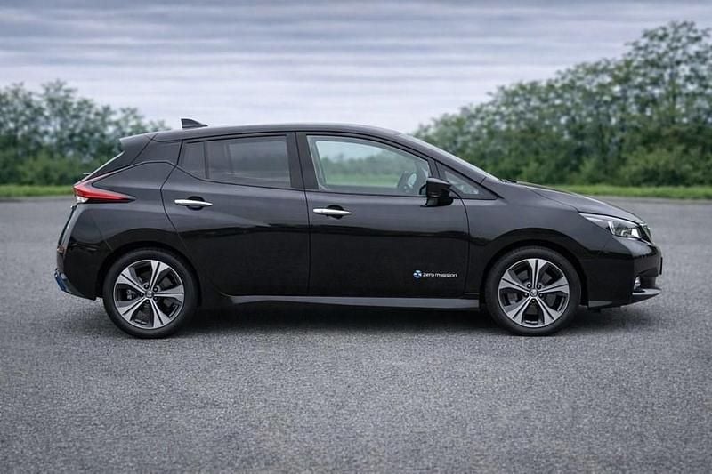 Begagnad Nissan Leaf 110 kW (150 HK) 2018 Svart Halvkombi