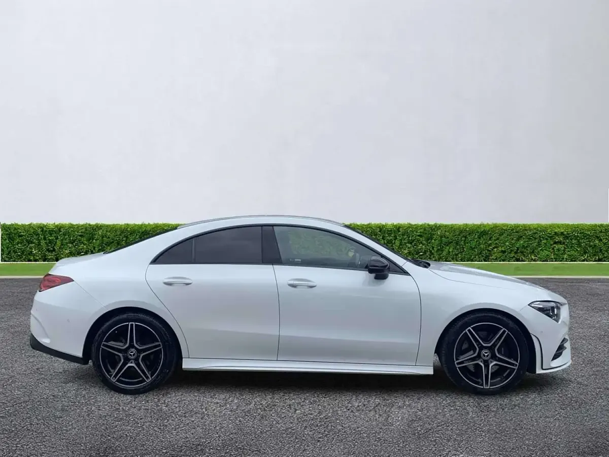 Begagnad Mercedes CLA200 Executive 2023 Vit Sportkupé