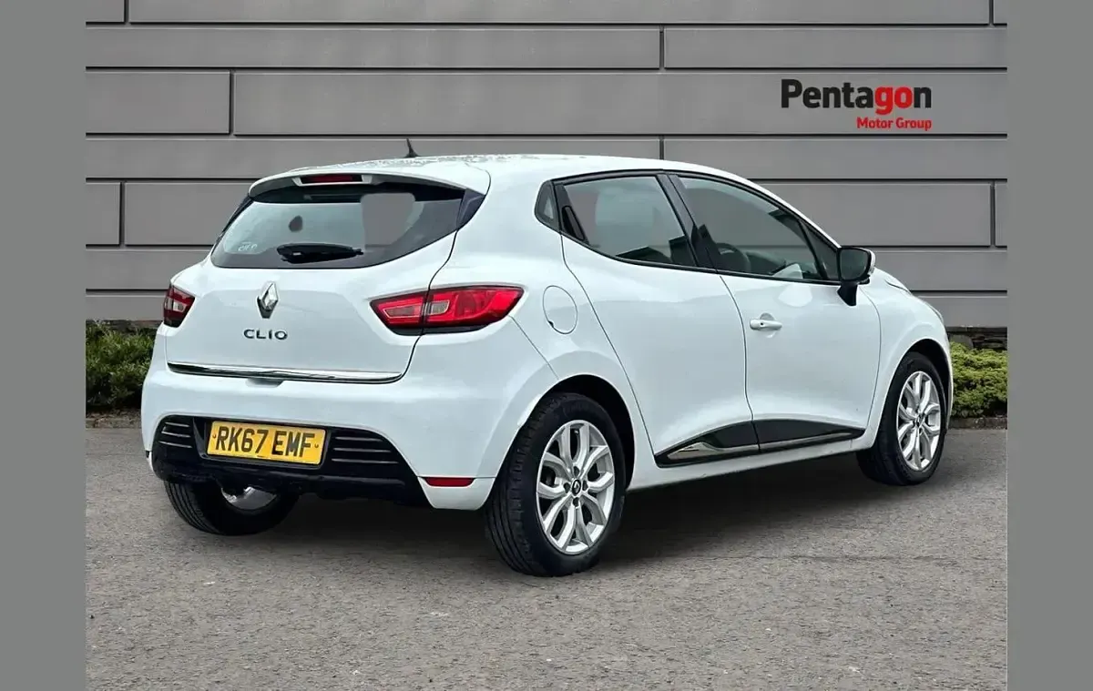 Used Renault Clio Dynamique 120 HP (88 kW) 2017 White Hatchback