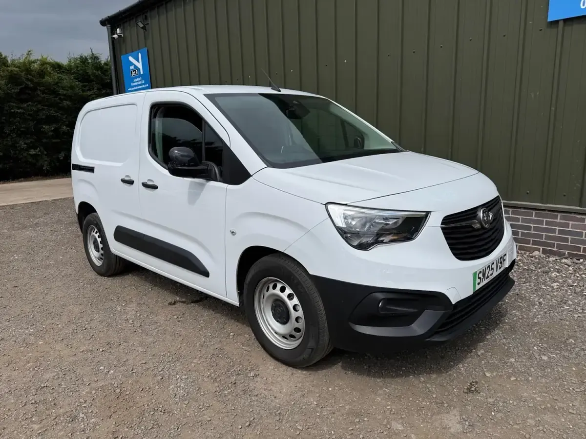 Used Vauxhall Combo 100 kW (136 HP) 2025 White MPV