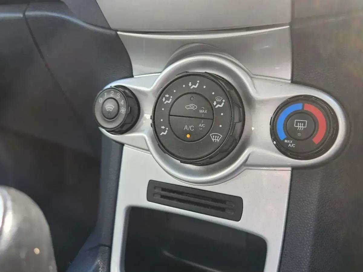Used Ford Fiesta Zetec 95 HP (69 kW) 2011 White Hatchback
