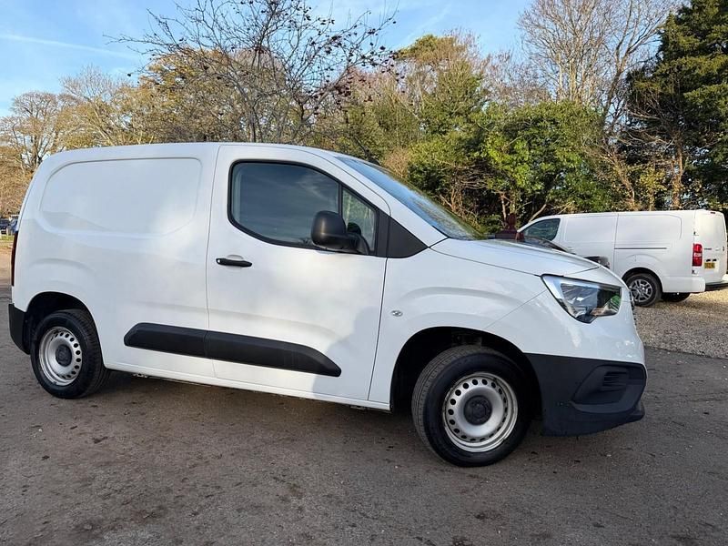 Used Vauxhall Combo Edition 100 HP (73 kW) 2019 White MPV
