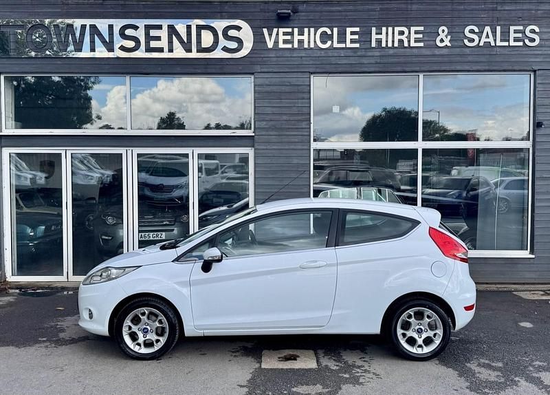 Used Ford Fiesta Zetec 82 HP (60 kW) 2011 White Hatchback