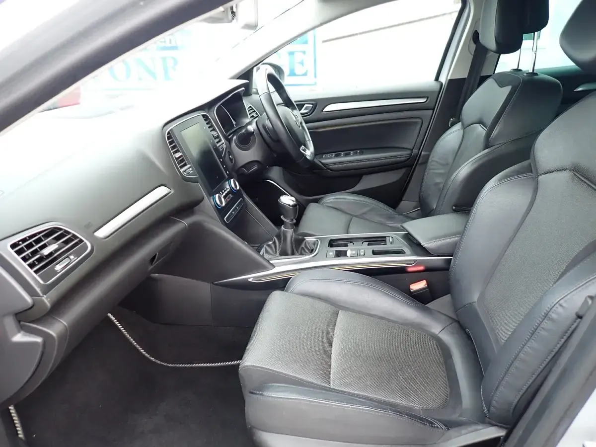 Used Renault Mégane Signature 130 HP (95 kW) 2018 Silver Hatchback