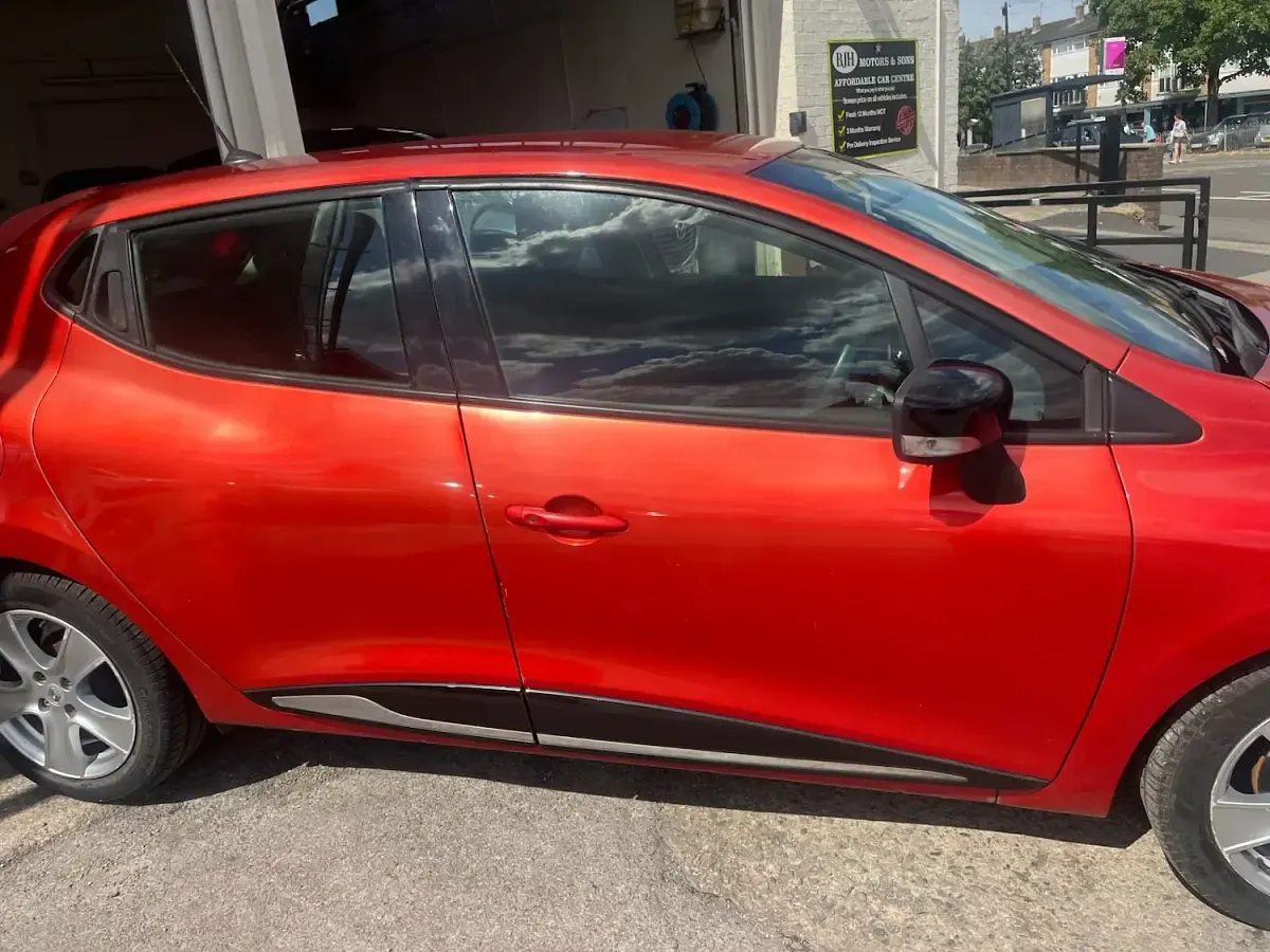 Used Renault Clio Dynamique 75 HP (55 kW) 2014 Red Hatchback