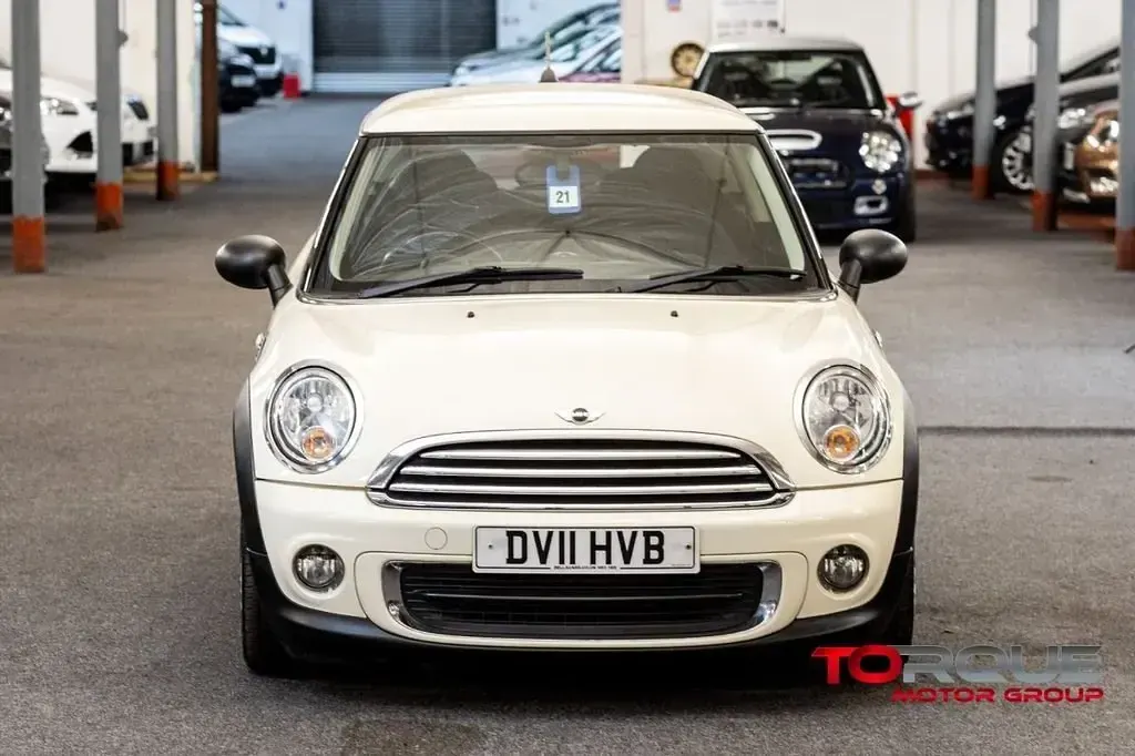 Begagnad Mini ONE Hatch 98 HK (72 kW) 2011 Vit Halvkombi