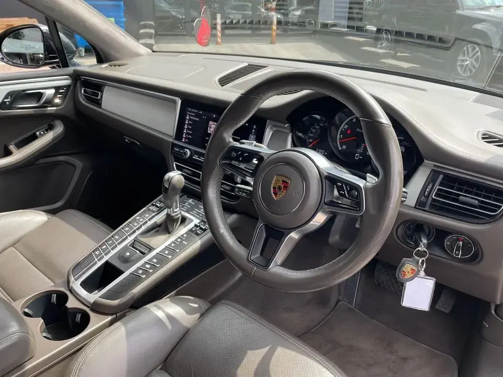 Used Porsche Macan Turbo 440 HP (323 kW) 2020 Black SUV