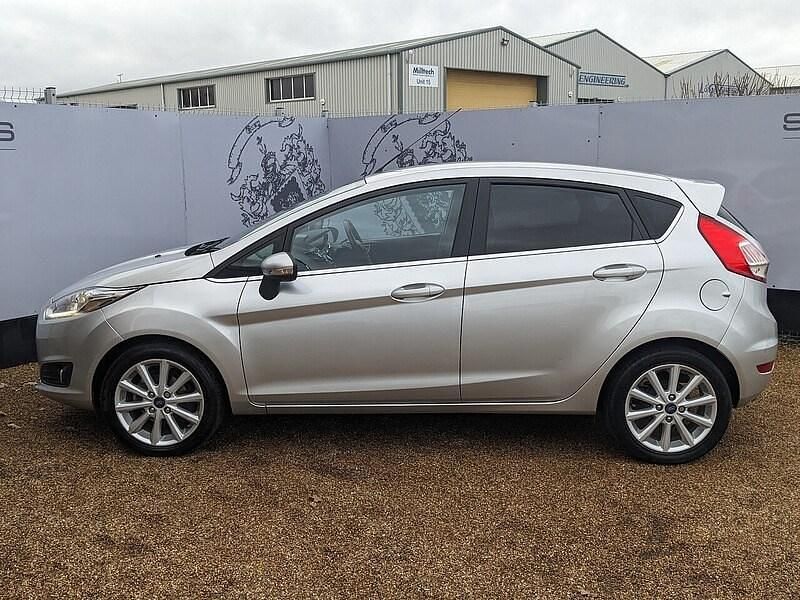 Usado Ford Fiesta Titanium 2017 Prateado Citadino