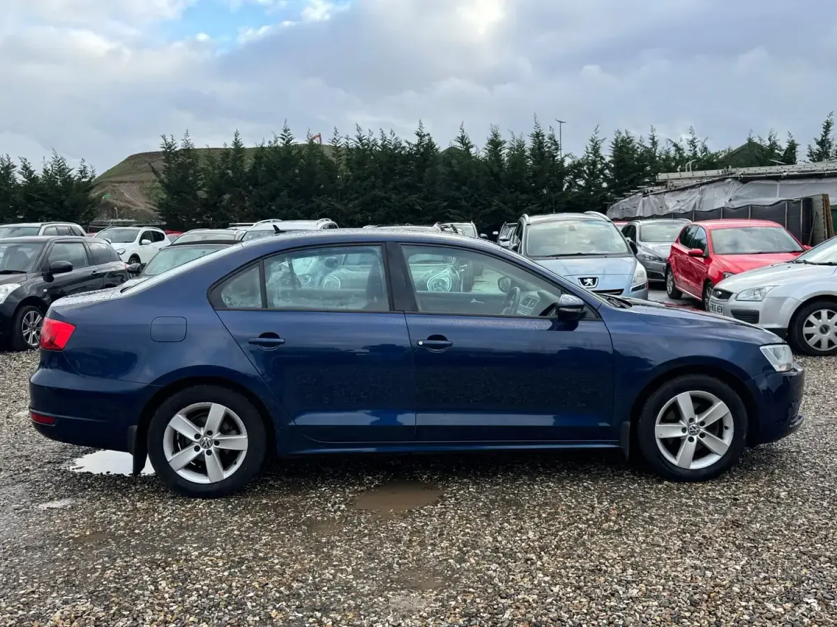 Usado VW Jetta SE 105 HP (77 kW) 2014 Azul Sedan